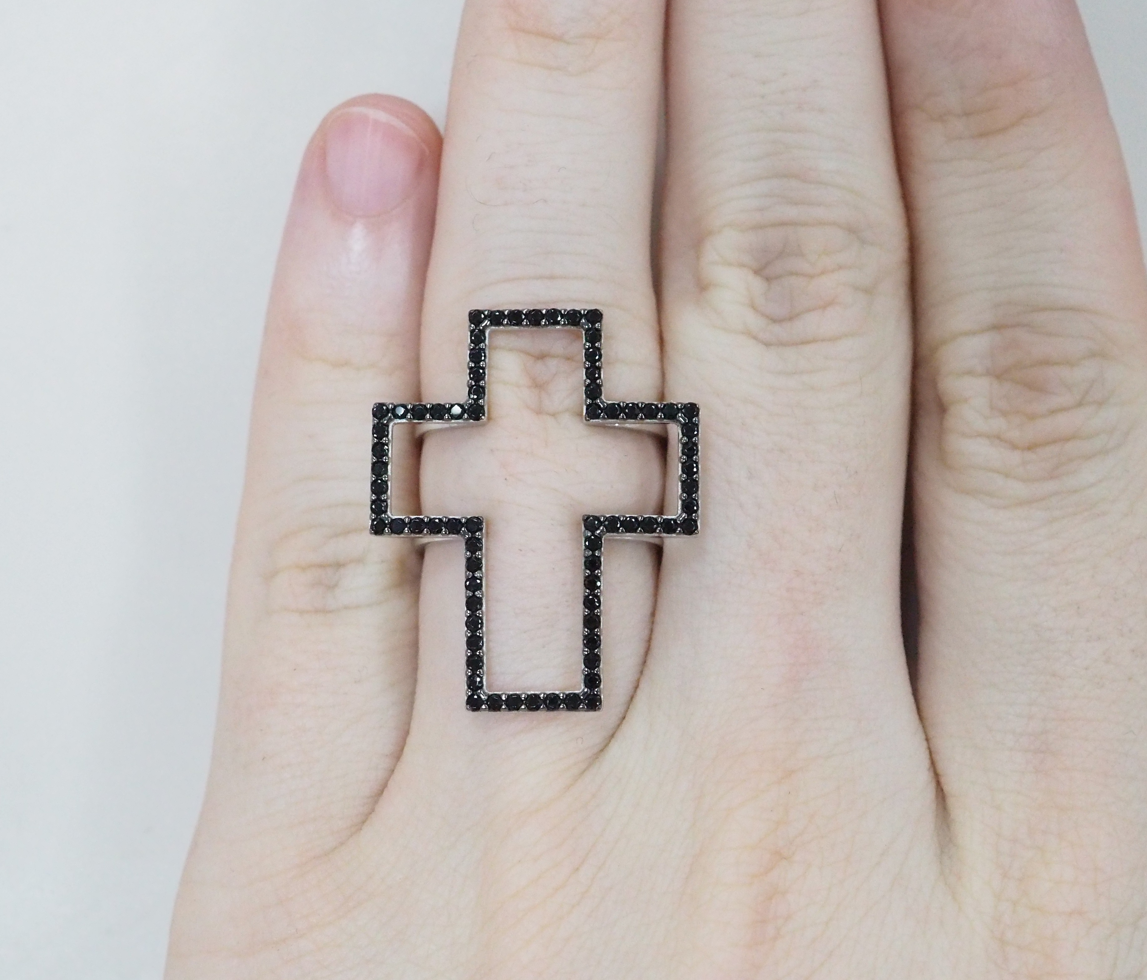 Серебряное кольцо со шпинелью "Крест"